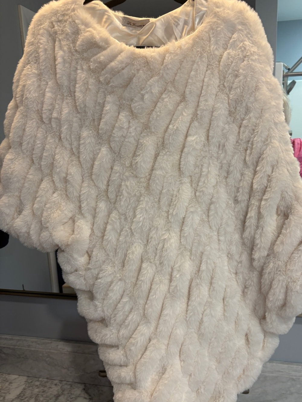 NWT La Fiorentina Ivory Faux Fur Cape (One Size)
